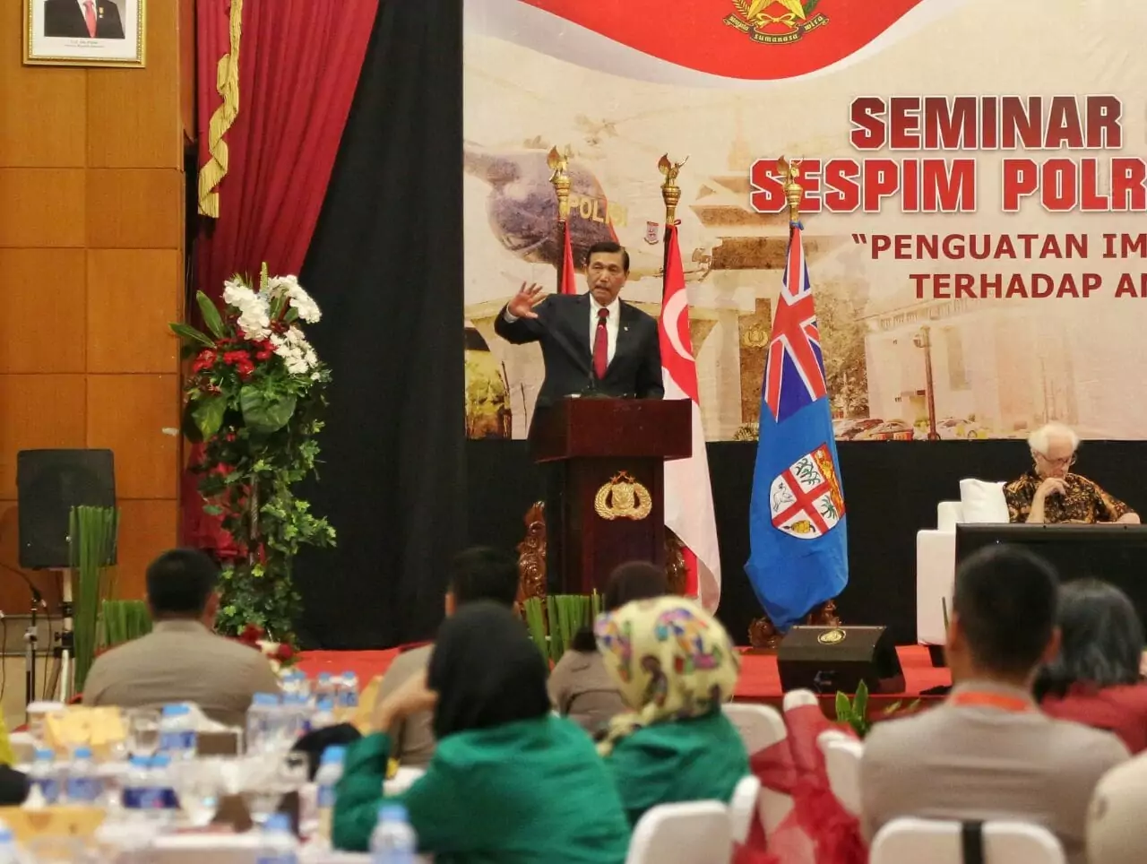 Menko Luhut Mengisi Seminar Sekolah Sespimmen Sespim Polri Dikreg Ke-57 T.A 2017 Menko Luhut Mengisi Seminar Sekolah Sespimmen Sespim Polri Dikreg Ke-57 T.A 2017