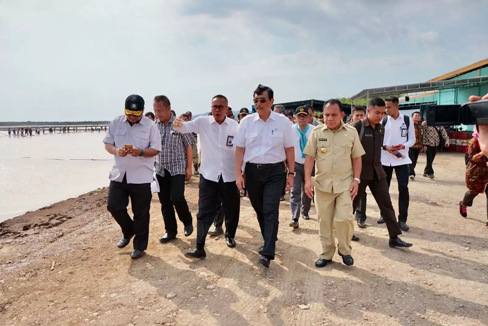 Menko Luhut Tinjau Tambak Garam di Bipolo, Kupang, NTT Menko Luhut Tinjau Tambak Garam di Bipolo, Kupang, NTT
