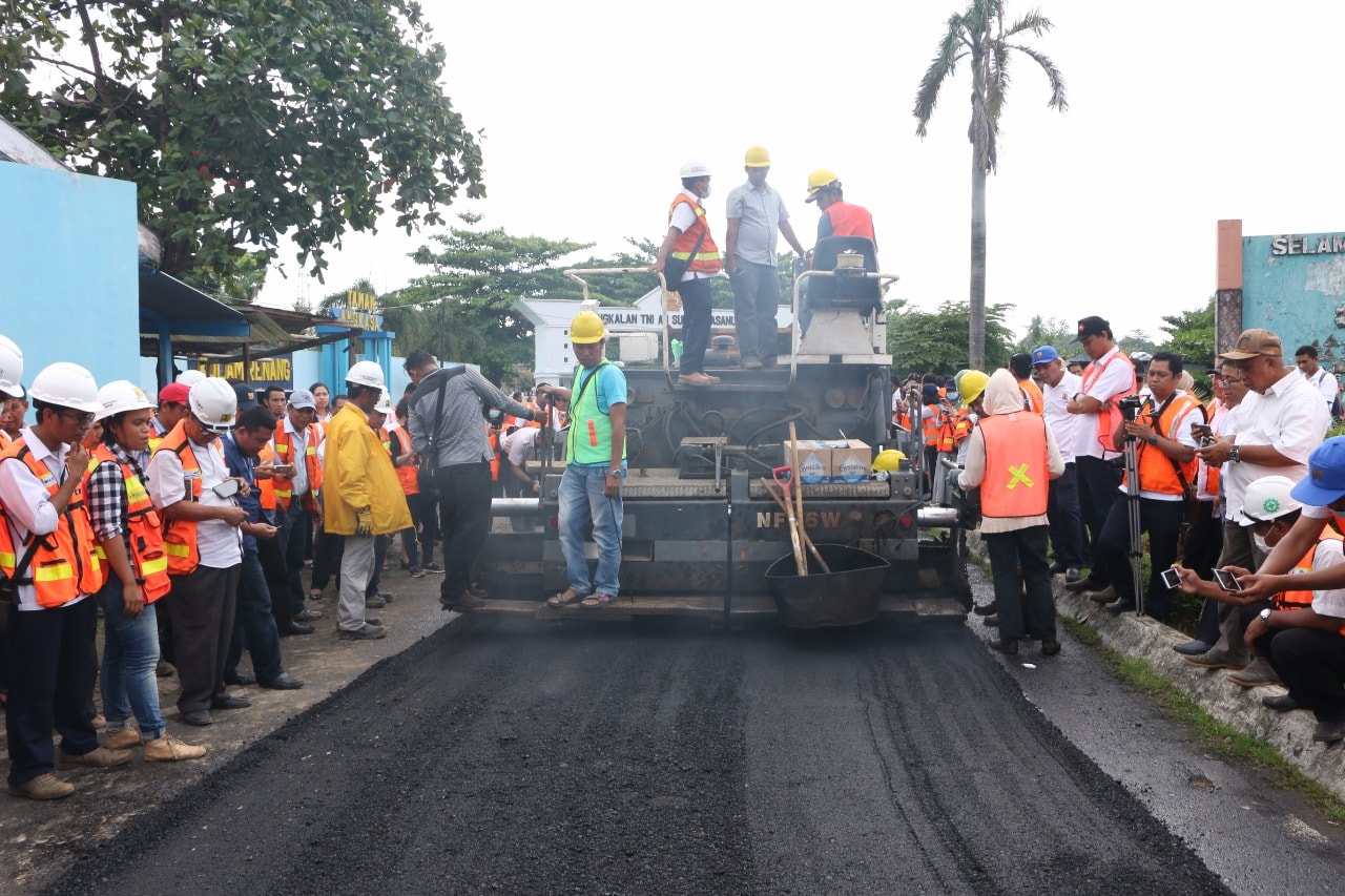 Kementerian PUPR Lanjutkan Ujicoba Aspal Plastik di Maros