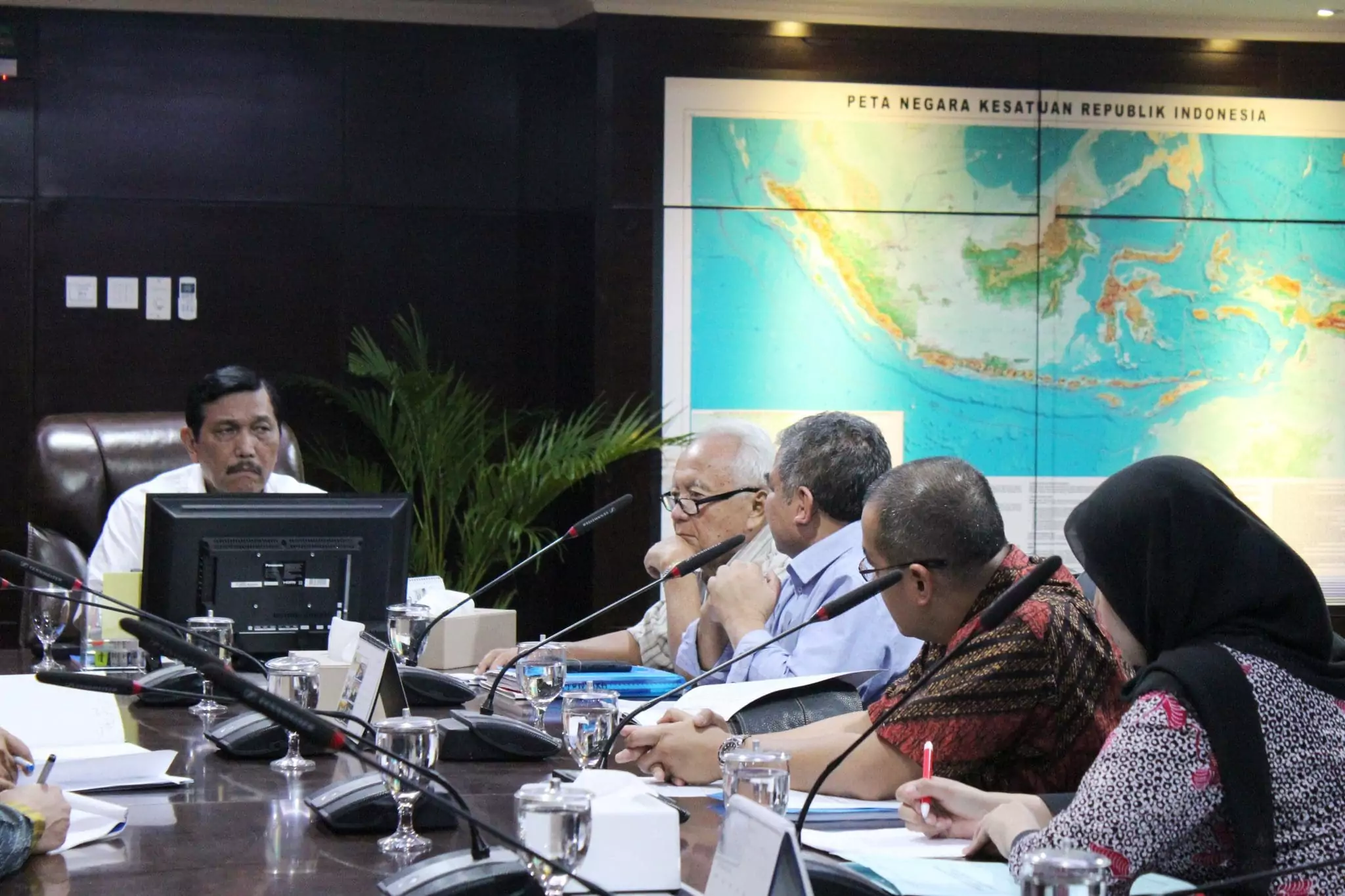Menko Luhut B. Pandjaitan Meeting dengan Satgas Penanganan Tumpahan Minyak Montara Menko Luhut B. Pandjaitan Meeting dengan Satgas Penanganan Tumpahan Minyak Montara