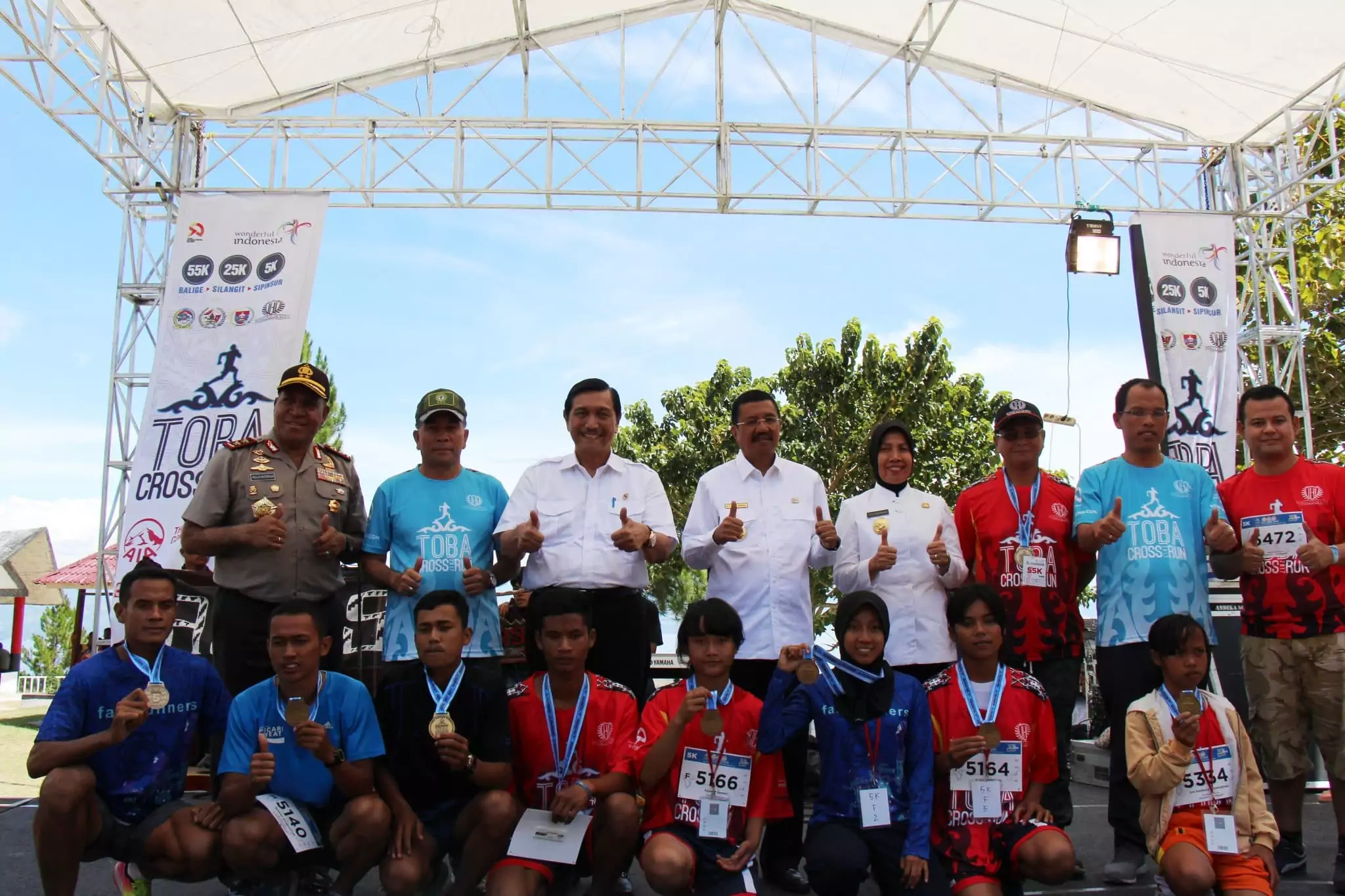 Menko Maritim Luhut B. Pandjaitan bersama Menpar dan Muspida menerima Pelari 5K, 25K, 55K memasuki garis finish dan memberikan The Winner Award Toba Cross Run 2017 Menko Maritim Luhut B. Pandjaitan bersama Menpar dan Muspida menerima Pelari 5K, 25K, 55K memasuki garis finish dan memberikan The Winner Award Toba Cross Run 2017