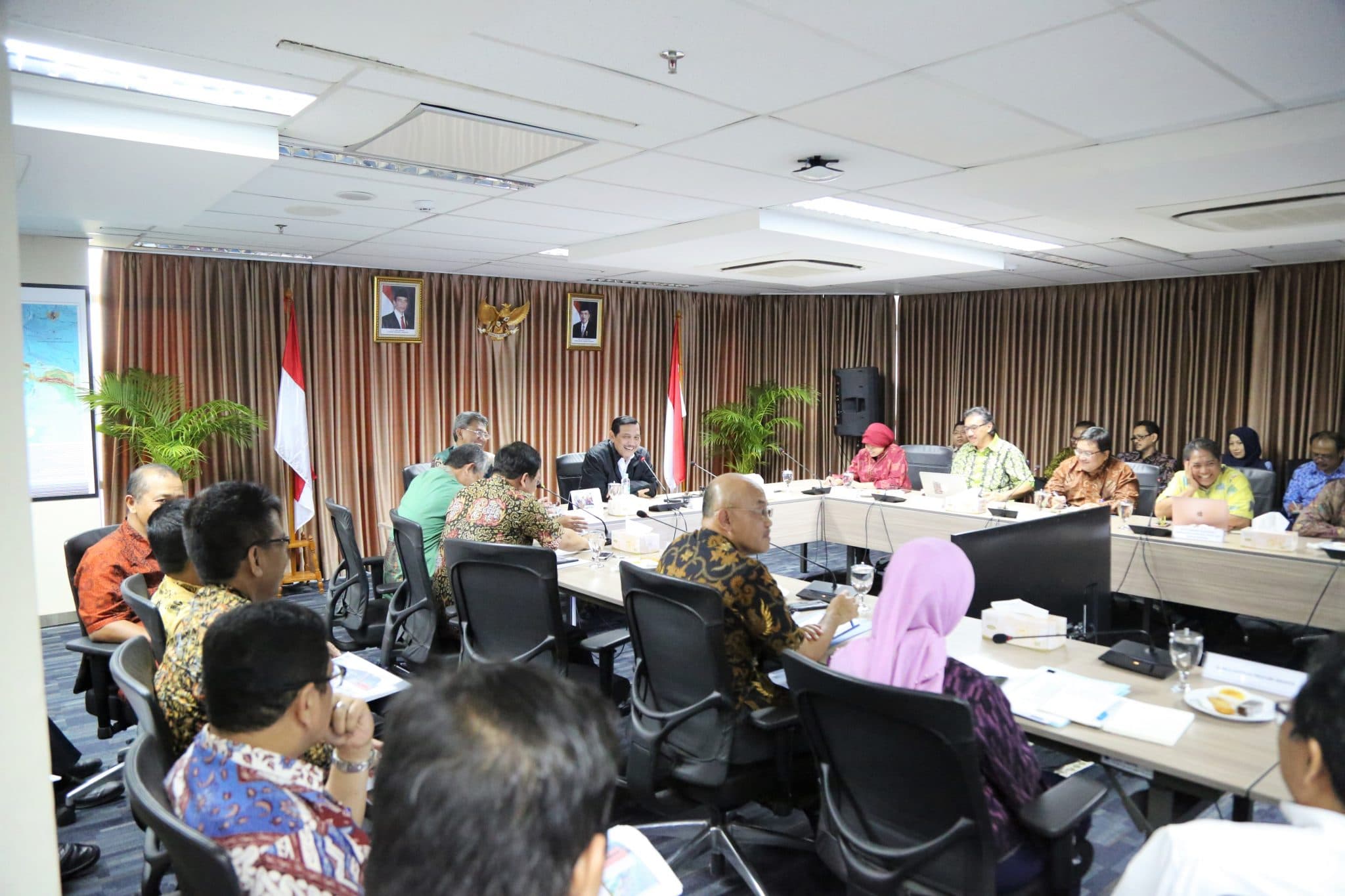 Menko Luhut Rapat LRT Jabodetabek di Kantor Maritim