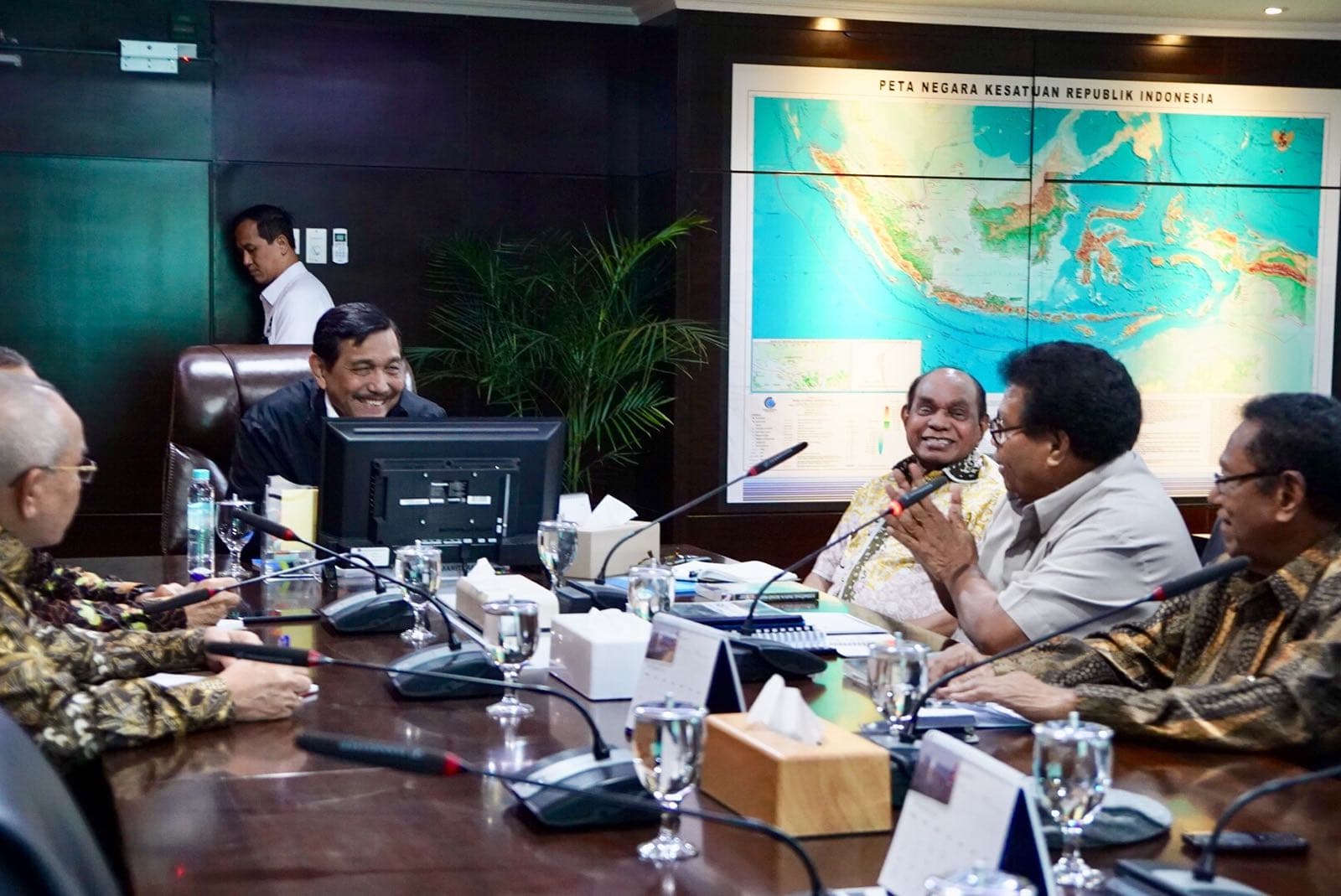 Menko Luhut Menerima audiensi Koordinator Senior Papua Citizen Forum di Kantor Maritim