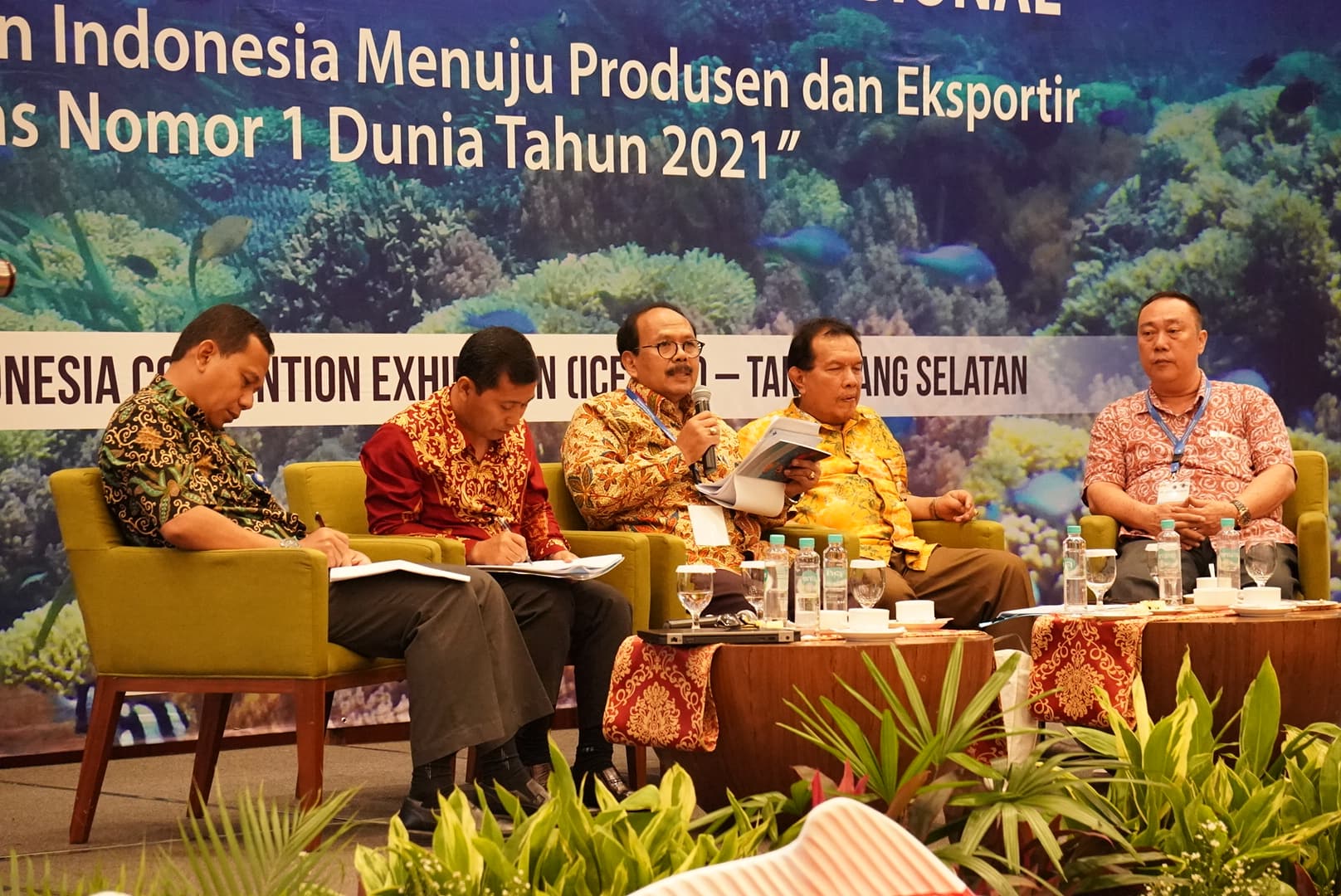 Deputi Agung Resmi Membuka Simposium Nasional Pembangunan Industri Ikan Hias