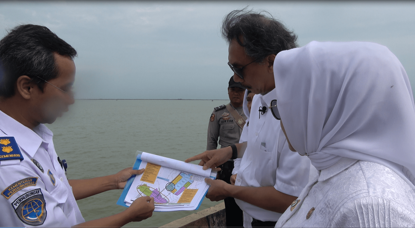 Kepala Satker Pembangunan_Pelabuhan_Patimban_Anwar_Menunjukkan_Master_Plan_Pembangunan_Pelabuhan_Kepada_Deputi_Ridwan