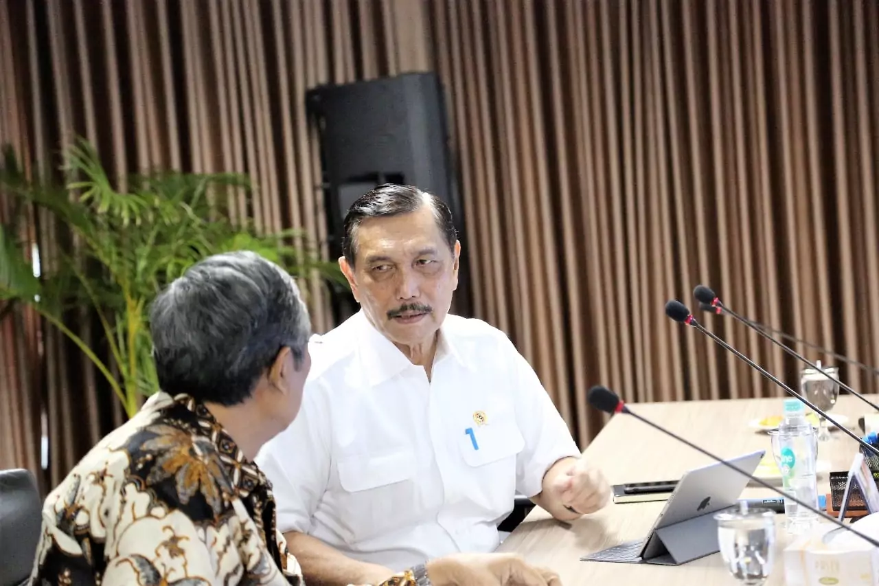 Menko Luhut Pimpin Rakor Perkembangan Pembangunan LRT Menko Luhut Pimpin Rakor Perkembangan Pembangunan LRT