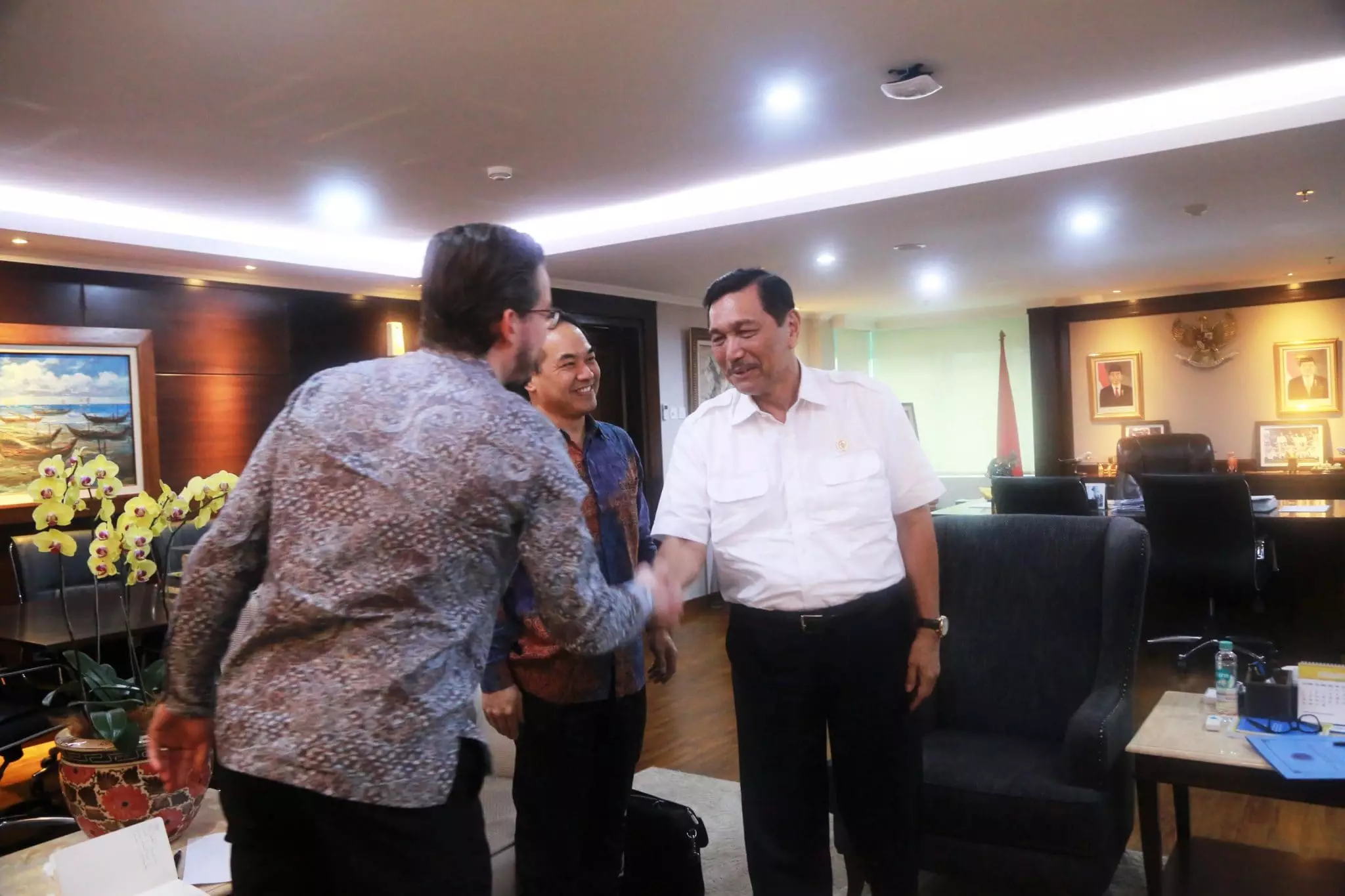 Menko Luhut Menerima Head Of Global Partnerships dan Head of Development World Economic Forum di Kantor Maritim Menko Luhut Menerima Head Of Global Partnerships dan Head of Development World Economic Forum di Kantor Maritim