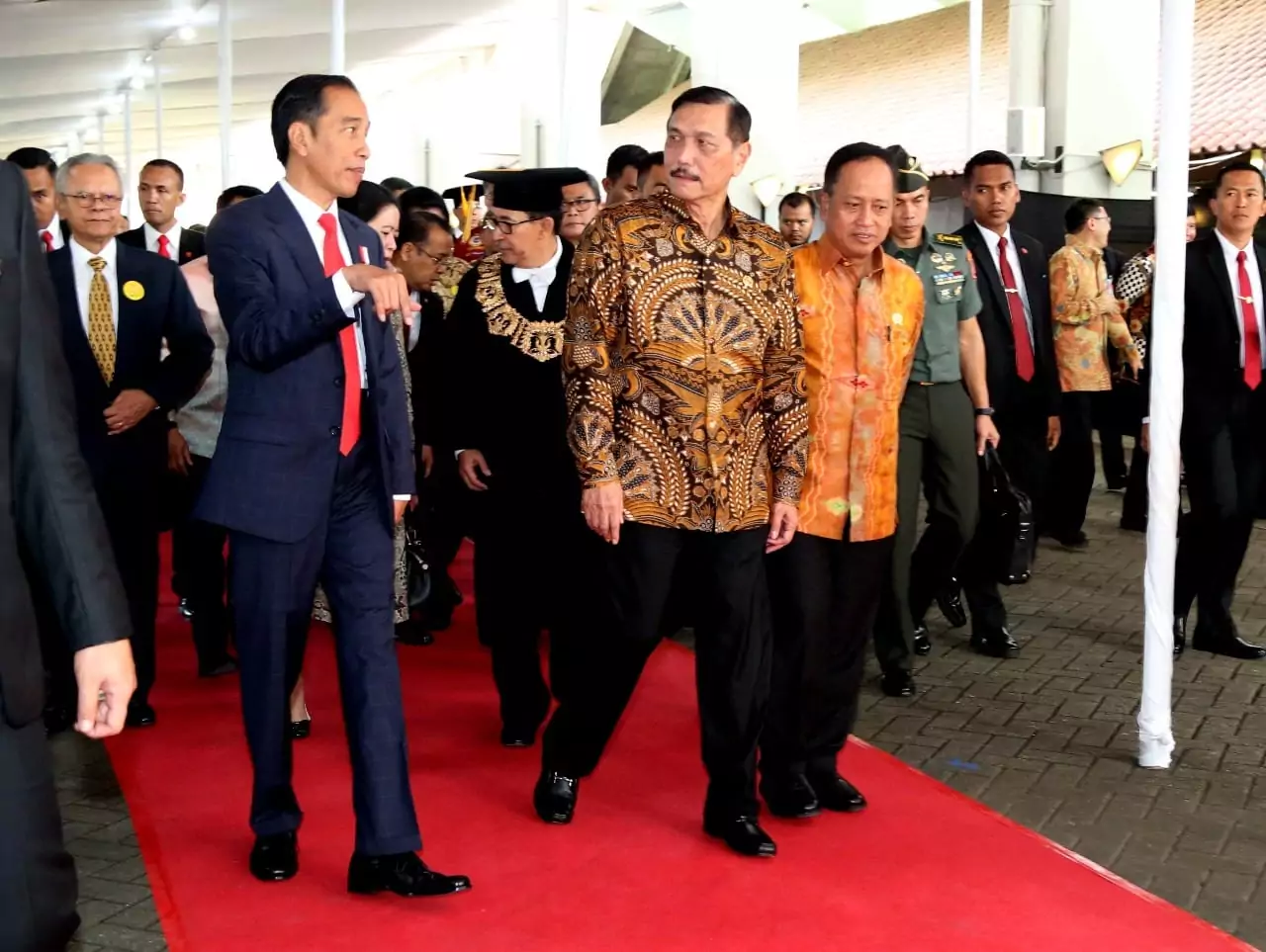 Menko Luhut Dampingi Presiden Hadiri Dies Natalis UI Menko Luhut Dampingi Presiden Hadiri Dies Natalis UI