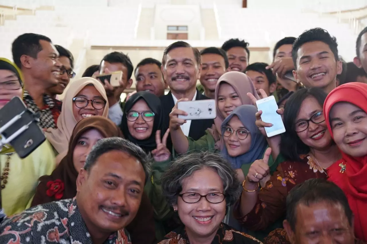 Menko Luhut: Kenaikan Peringkat Ekonomi Indonesia Membuktikan Perekonomian Indonesia Makin Baik Menko Luhut: Kenaikan Peringkat Ekonomi Indonesia Membuktikan Perekonomian Indonesia Makin Baik