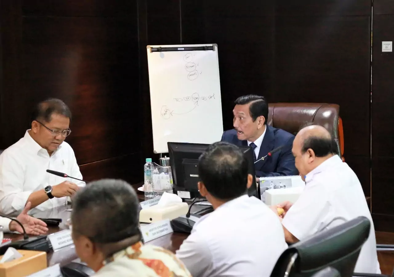 Menko Luhut Rapat KCIC di Kantor Maritim Menko Luhut Rapat KCIC di Kantor Maritim