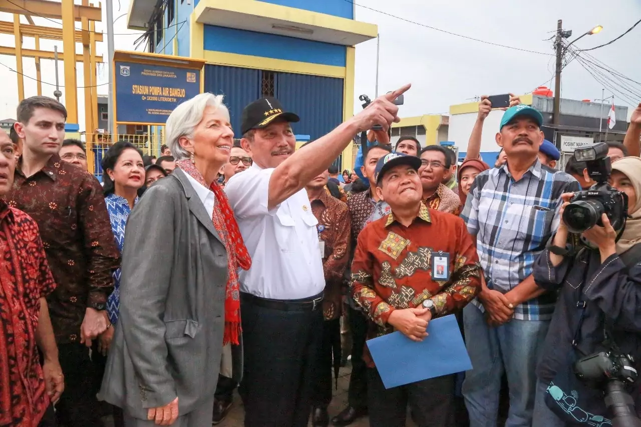 Ajak Direktur Pelaksana IMF ke Cilincing, Menko Luhut : "Agar Beliau Melihat Situasi Faktual Di Masyarakat" Ajak Direktur Pelaksana IMF ke Cilincing, Menko Luhut : "Agar Beliau Melihat Situasi Faktual Di Masyarakat"