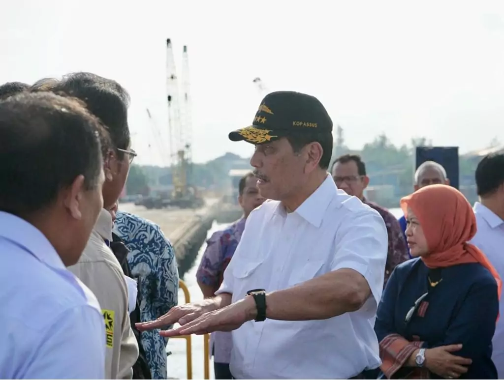 Menko Luhut Lakukan Peninjauan Pelabuhan Di Batam Terkait Lego Jangkar Menko Luhut Lakukan Peninjauan Pelabuhan Di Batam Terkait Lego Jangkar