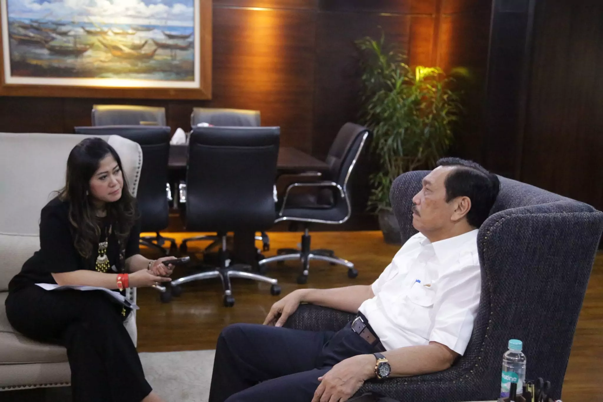 Menko Luhut Rapat dengan Wakil Ketua Komisi I DPR RI Menko Luhut Rapat dengan Wakil Ketua Komisi I DPR RI