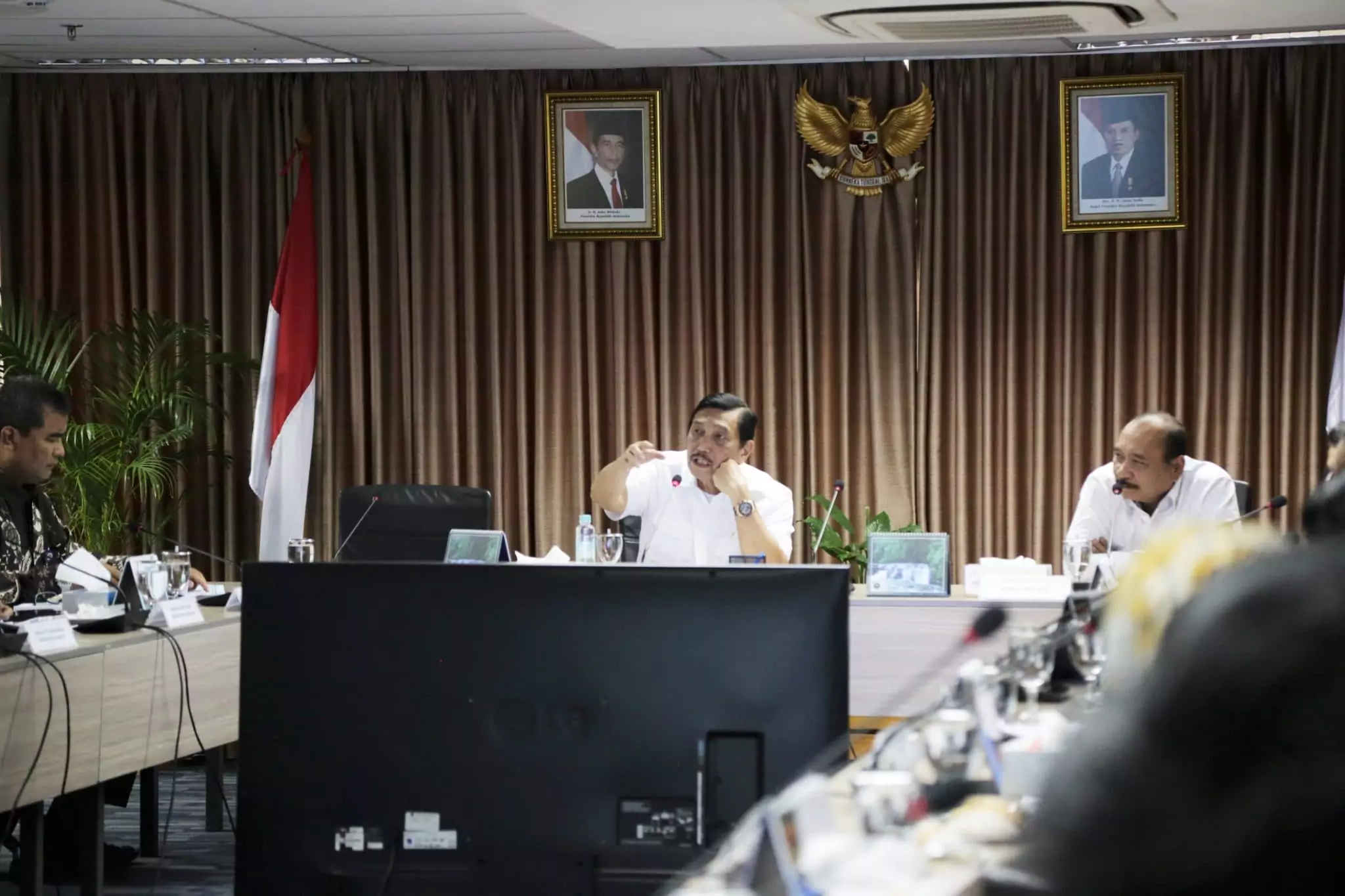 Menko Luhut Rakor Lanjutan Revitalisasi Regulasi dan Kebijakan Pengelolaan Kawasan Lego Jangkar di Perairan Batam Menko Luhut Rakor Lanjutan Revitalisasi Regulasi dan Kebijakan Pengelolaan Kawasan Lego Jangkar di Perairan Batam