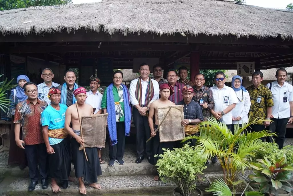 Menko Luhut Kunjungi Lokasi Wisata Budaya Adat Sasak Di Desa Sade Menko Luhut Kunjungi Lokasi Wisata Budaya Adat Sasak Di Desa Sade