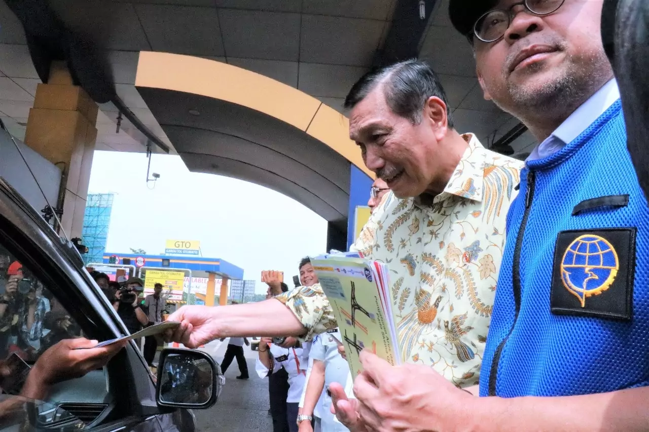 Menko Maritim Ikut Sosialisasikan Pemberlakuan Plat Ganjil-Genap di Pintu Tol Bekasi Barat I Menko Maritim Ikut Sosialisasikan Pemberlakuan Plat Ganjil-Genap di Pintu Tol Bekasi Barat I