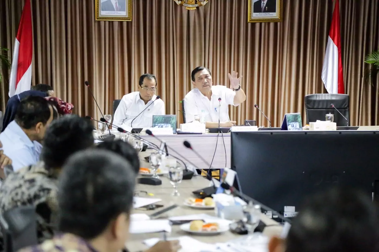 Menko Kemaritiman Luhut bersama Menteri Perhubungan pimpin rapat tentang Transportasi Online Menko Kemaritiman Luhut bersama Menteri Perhubungan pimpin rapat tentang Transportasi Online