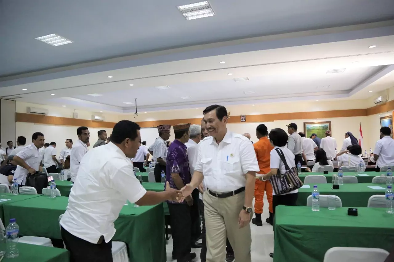Menko Luhut Memimpin Rapat di La Prima, Labuan Bajo Menko Luhut Memimpin Rapat di La Prima, Labuan Bajo