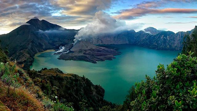 075432900_1437826257-20150725_Dibanjiri_Pendaki__Gunung_Rinjani_Dipenuhi_Sampah_NTB