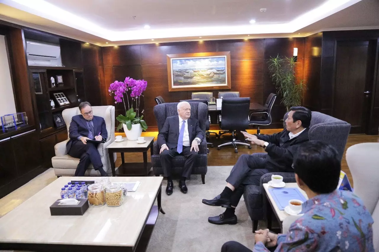 Menko Luhut Rapat dengan Dubes Australia Menko Luhut Rapat dengan Dubes Australia