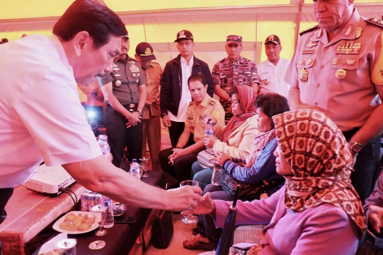 Menko Luhut Jenguk Keluarga Korban KM Sinar Bangun di Posko Basarnas Menko Luhut Jenguk Keluarga Korban KM Sinar Bangun di Posko Basarnas