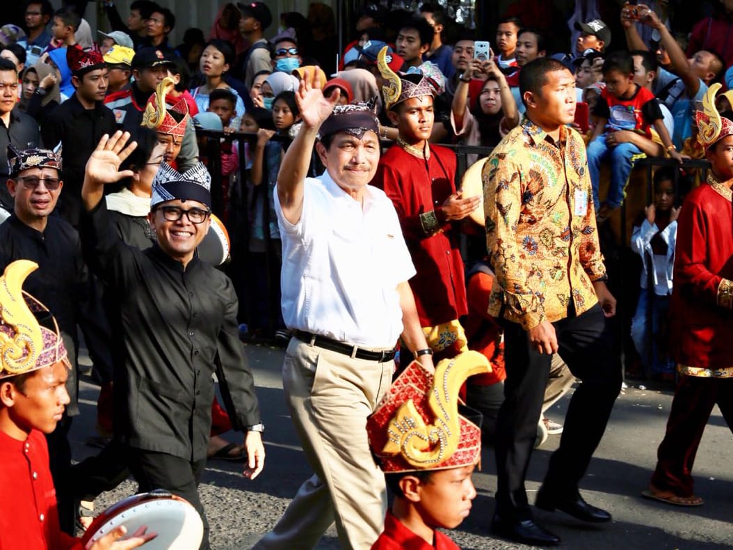 Keliling Ikut Karnaval Etnik, Menko Luhut: Banyuwangi Paten! Keliling Ikut Karnaval Etnik, Menko Luhut: Banyuwangi Paten!