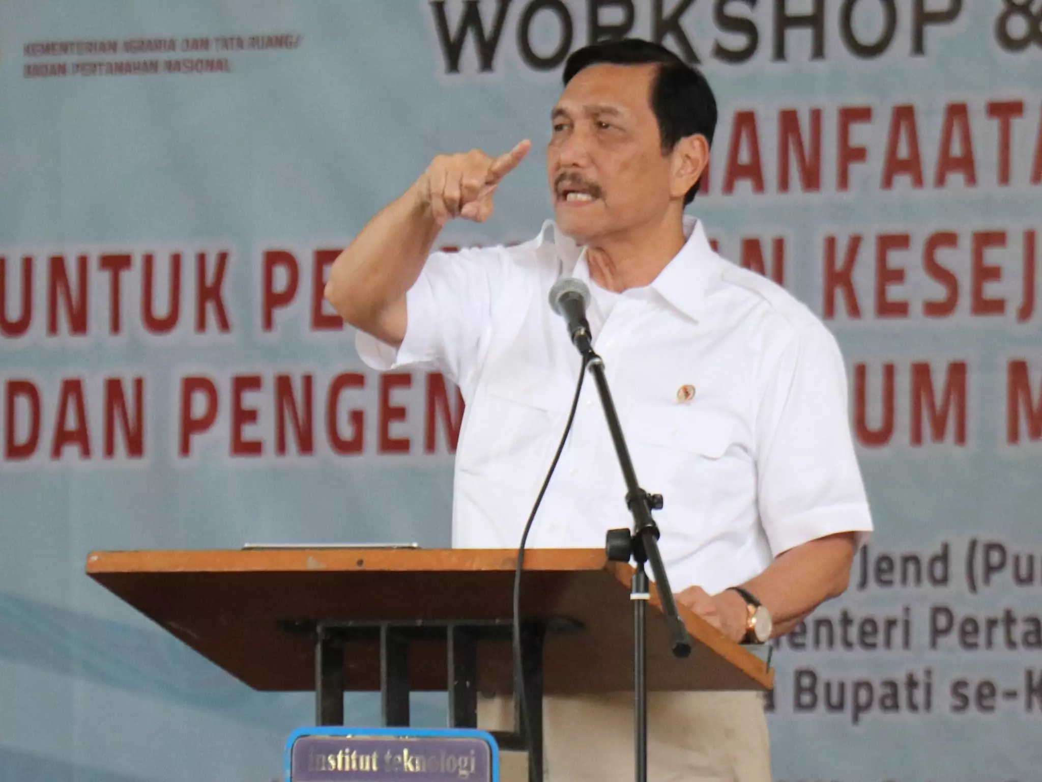 Menko Luhut: Masyarakat Batak Wajib Paham Aturan Agar tak Termarjinalkan Menko Luhut: Masyarakat Batak Wajib Paham Aturan Agar tak Termarjinalkan