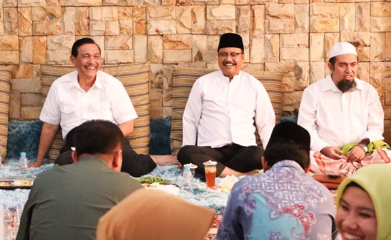 Kunjungan Menko Luhut ke Pondok Pesantren Salafitah Syafiyah Sukorejo Kunjungan Menko Luhut ke Pondok Pesantren Salafitah Syafiyah Sukorejo