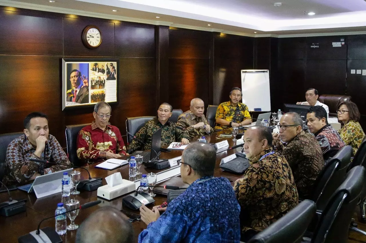 Menko Luhut Pimpin Rapat Bersama Direktur Utama Angkasa Pura II Menko Luhut Pimpin Rapat Bersama Direktur Utama Angkasa Pura II