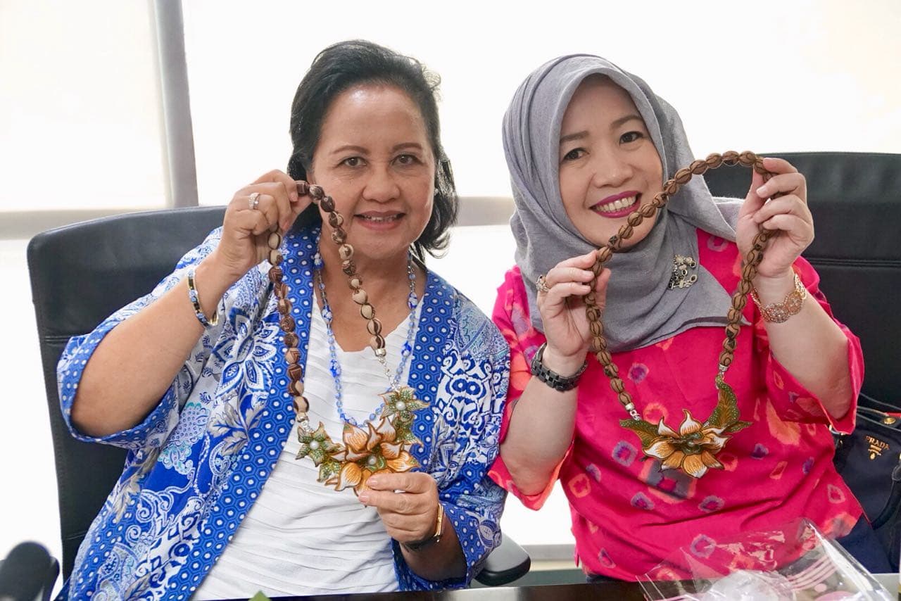 Dharma Wanita Kemenko Maritim Mengadakan Pelatihan Pembuatan Kalung Dharma Wanita Kemenko Maritim Mengadakan Pelatihan Pembuatan Kalung