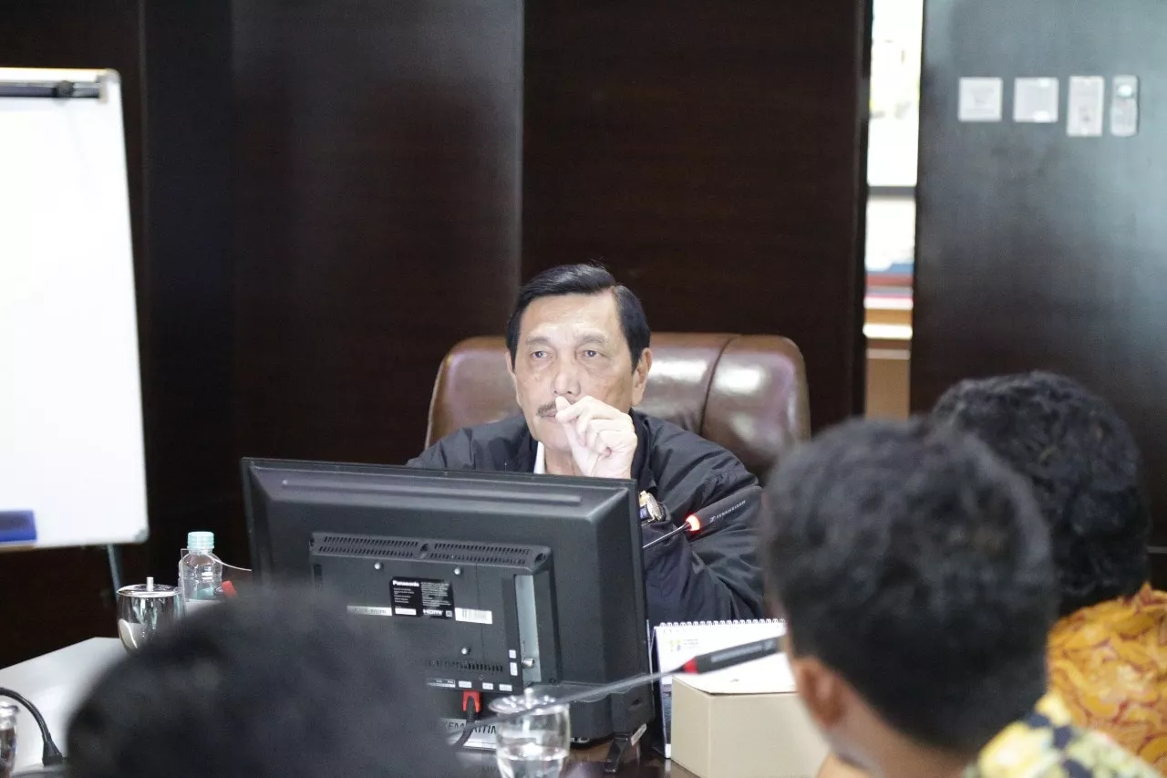 Menko Luhut Meeting Bersama Pak Mansuetus Alsy Hanu (Ketua Serikat Petani Kelapa Sawit) di Kantor Maritim Menko Luhut Meeting Bersama Pak Mansuetus Alsy Hanu (Ketua Serikat Petani Kelapa Sawit) di Kantor Maritim