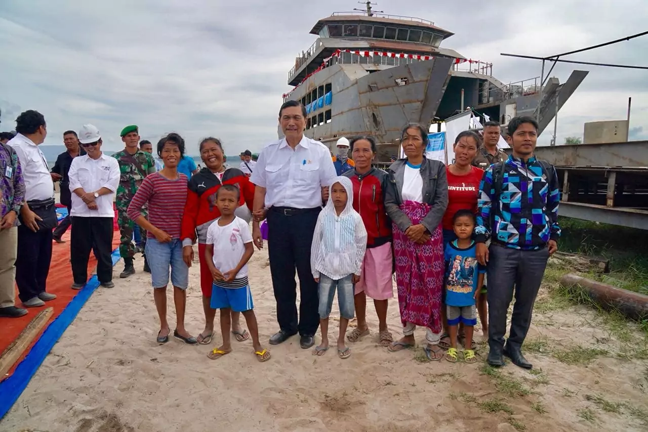 Menko Luhut Tinjau Dermaga Porsea di Balige Menko Luhut Tinjau Dermaga Porsea di Balige