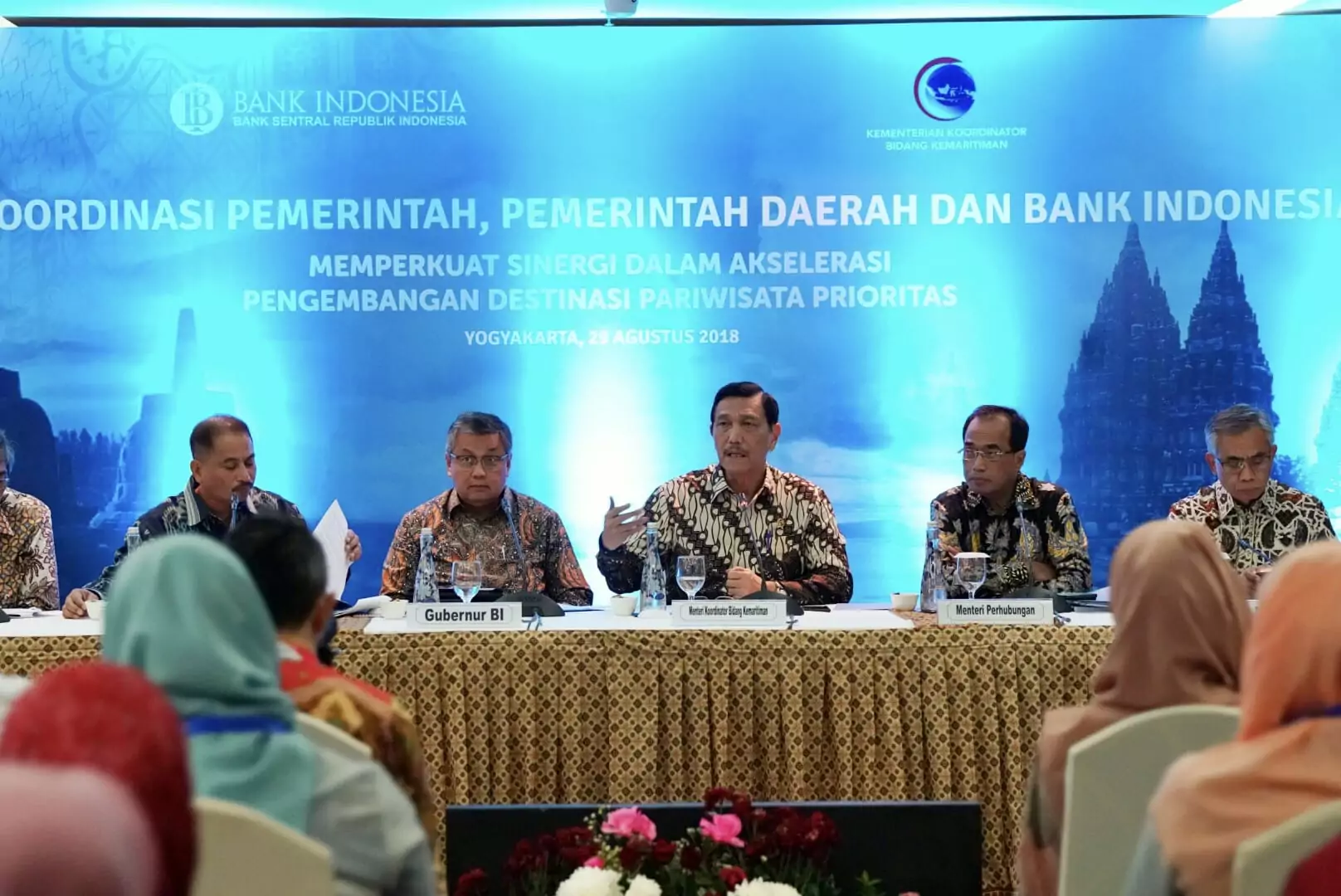 Menko Luhut Targetkan Pemasukan USD 28,5 Milyar dari Sektor Pariwisata Menko Luhut Targetkan Pemasukan USD 28,5 Milyar dari Sektor Pariwisata