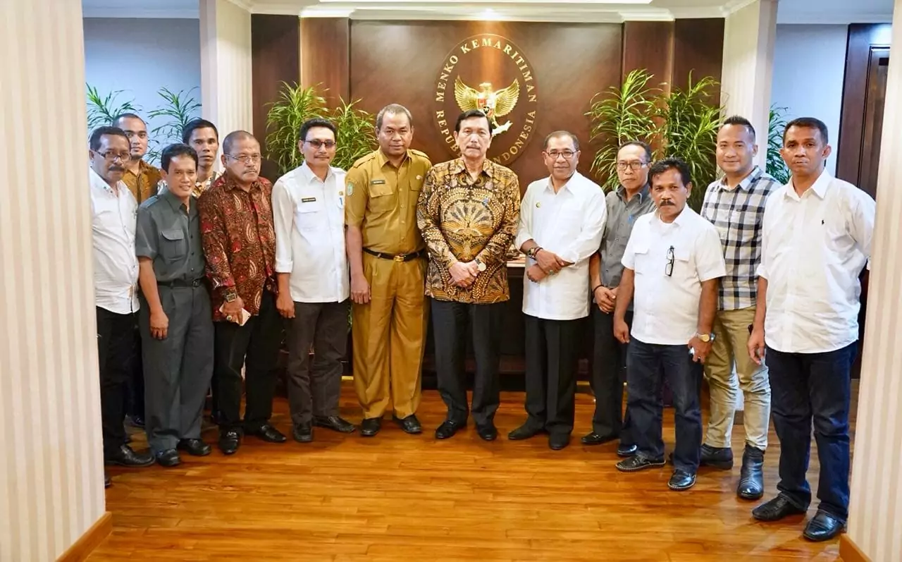 Menko Luhut Rapat dengan Bupati Halmahera Tengah Menko Luhut Rapat dengan Bupati Halmahera Tengah