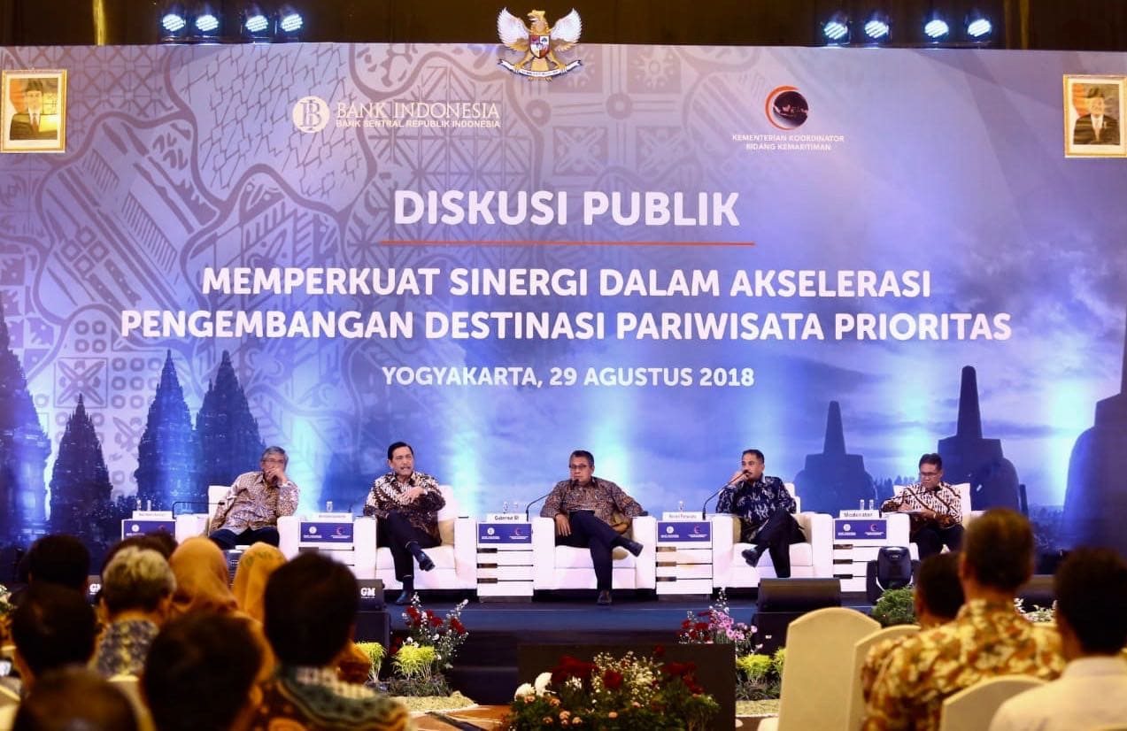 Menko Luhut Sampaikan Materi pada Diskusi Publik Memperkuat Sinergi dalam Akselerasi Pengembangan Destinasi Pariwisata Yogyakarta