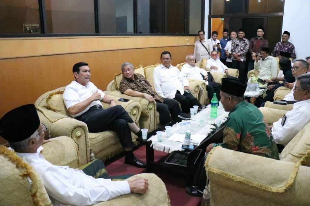 Menko Luhut Penuhi Undangan Silaturahmi Dengan Pengurus dan Ketua PWNU Jawa Timur