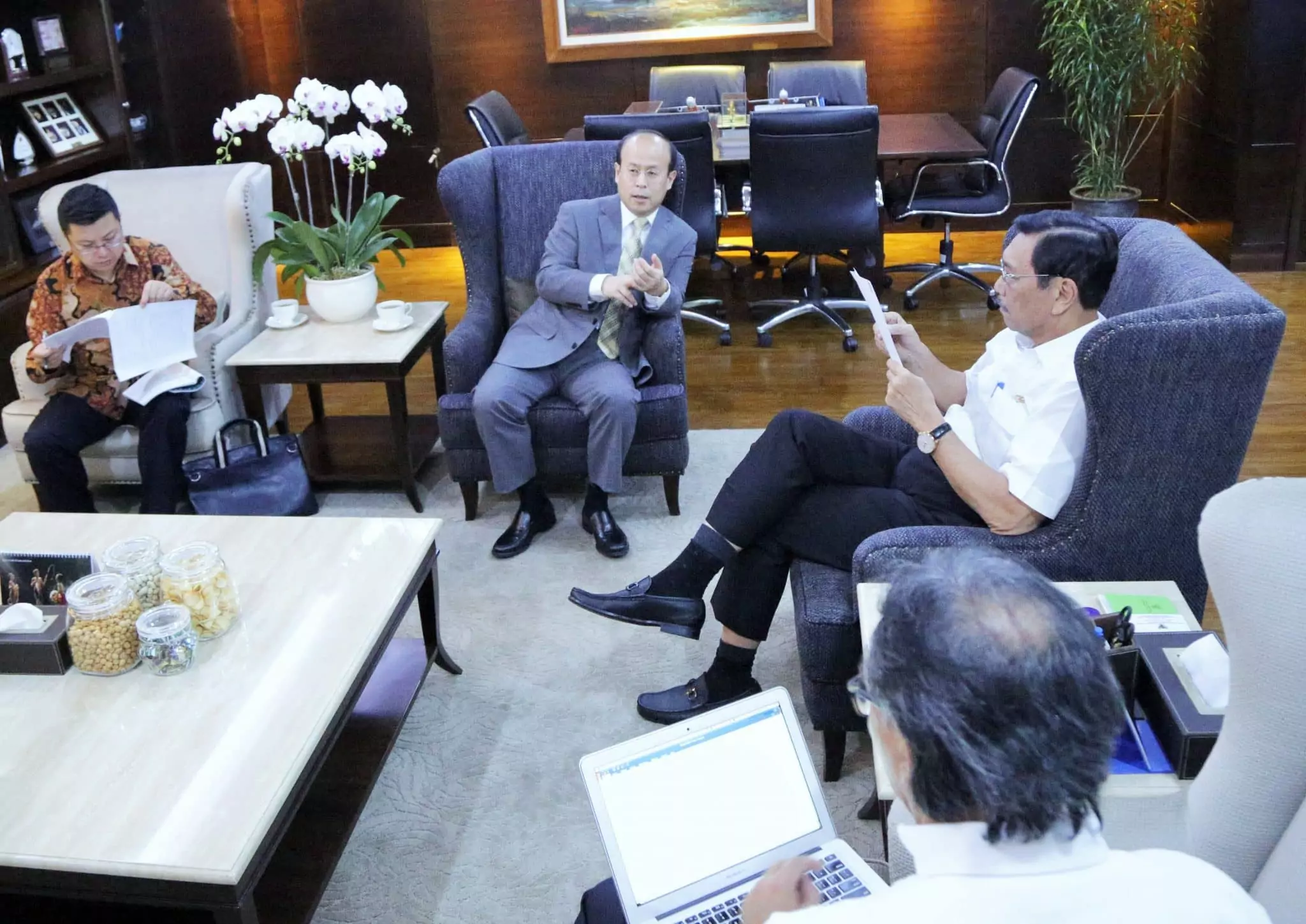 Menko Luhut Rapat dengan Dubes Tiongkok Menko Luhut Rapat dengan Dubes Tiongkok