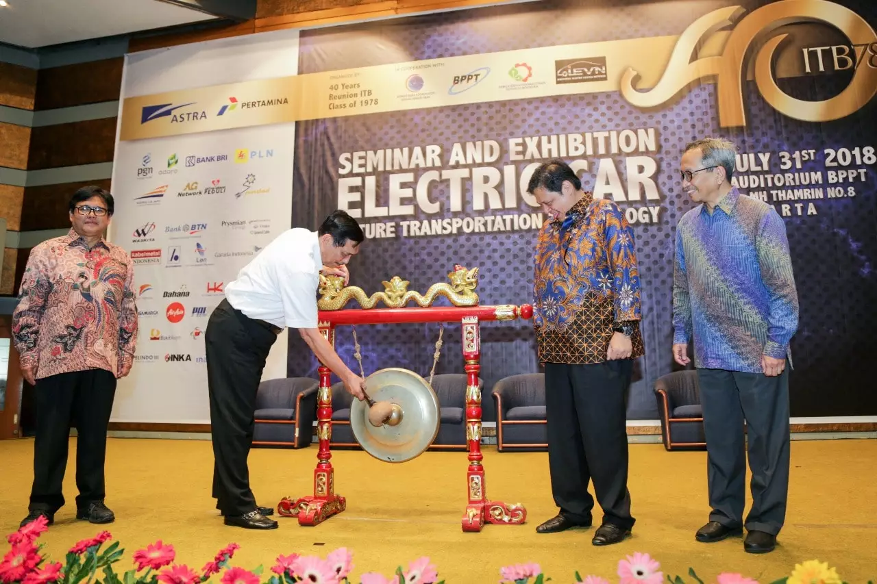 Menko Luhut Menghadiri Pembukaan Seminar and Exhibition : Electric Car Future Technology Transportation Menko Luhut Menghadiri Pembukaan Seminar and Exhibition : Electric Car Future Technology Transportation