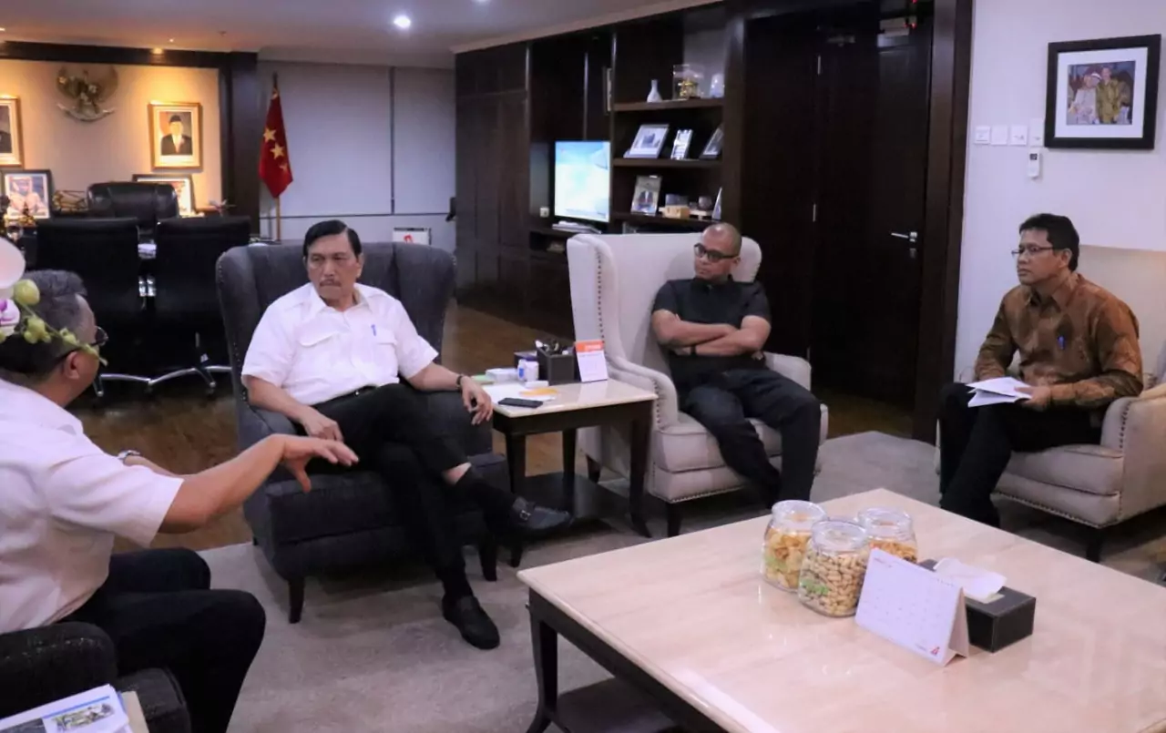 Menko Maritim Luhut B. Pandjaitan Meeting Bersama Dirut AirNav Menko Maritim Luhut B. Pandjaitan Meeting Bersama Dirut AirNav