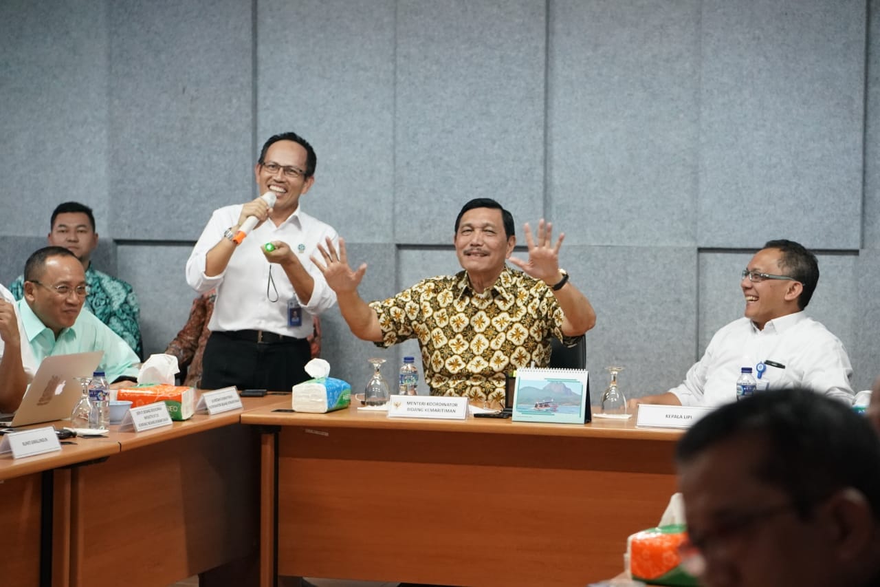 Menko Luhut Gandeng 3 Lembaga Teliti Air Danau Toba Menko Luhut Gandeng 3 Lembaga Teliti Air Danau Toba