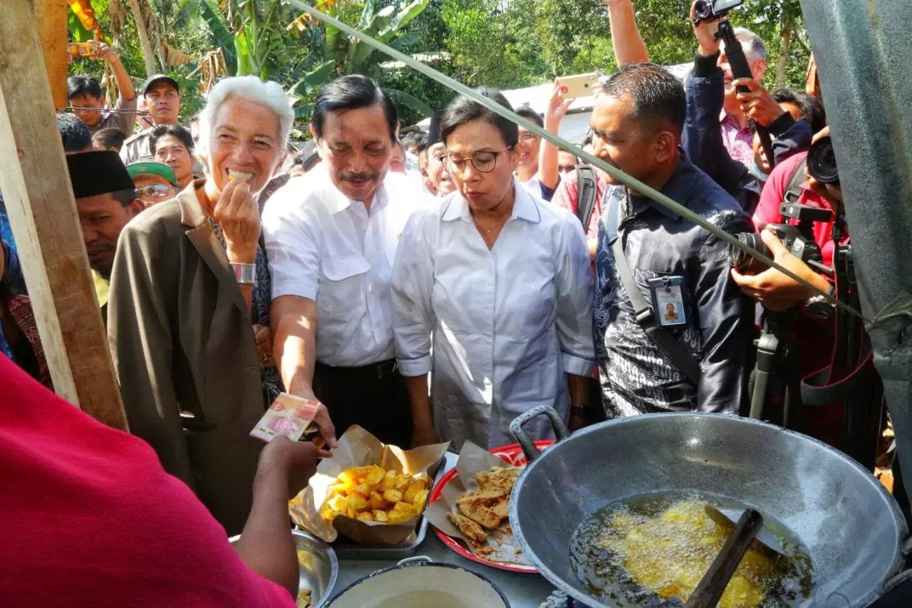 Menko Luhut dan Direktur IMF serahkan bantuan: "Kami tidak lupakan Lombok" Menko Luhut dan Direktur IMF serahkan bantuan: "Kami tidak lupakan Lombok"
