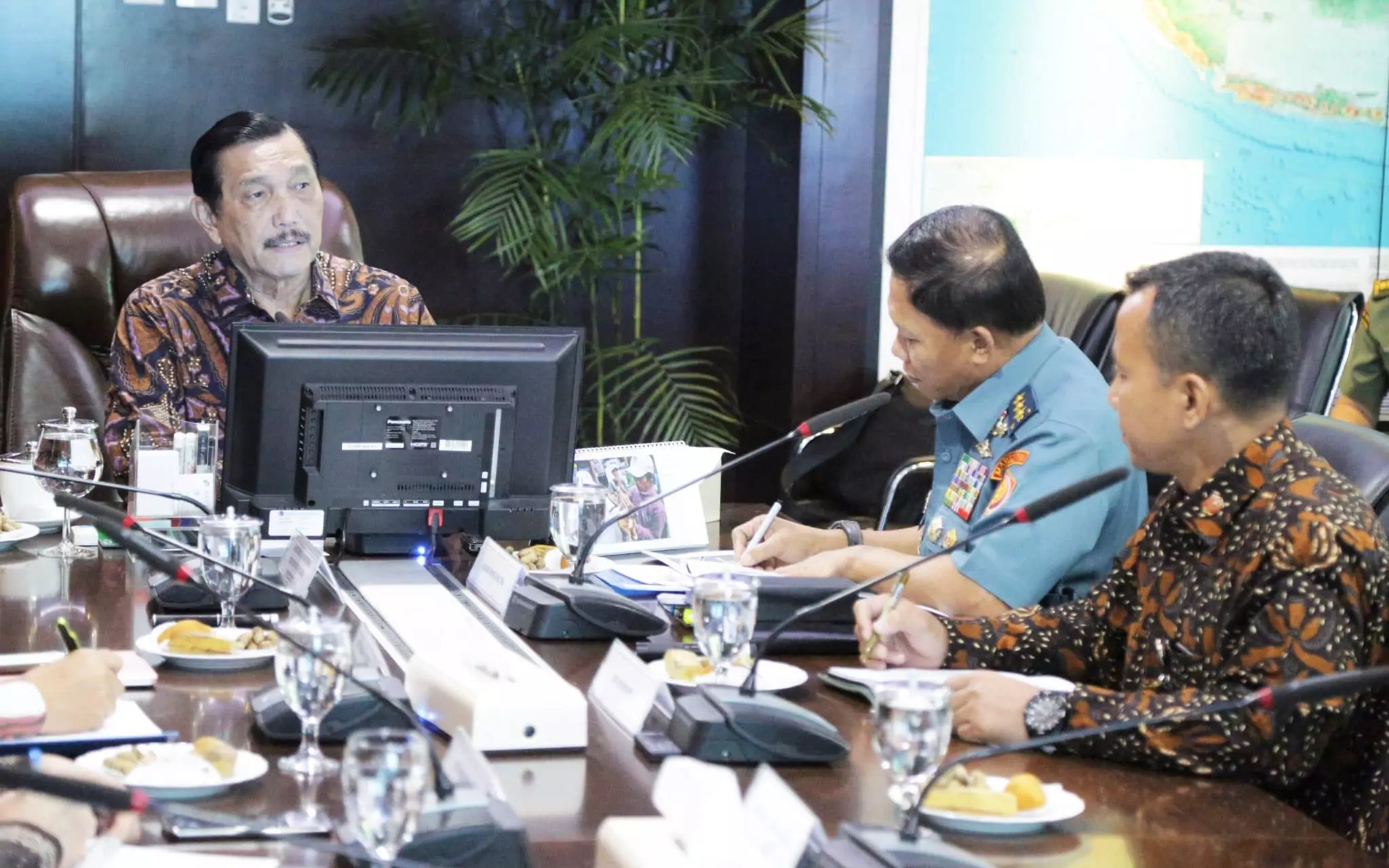 Menko Luhut Bahas Persiapan Annual Meeting IMF-WB 2018 di Kantor Maritim Menko Luhut Bahas Persiapan Annual Meeting IMF-WB 2018 di Kantor Maritim