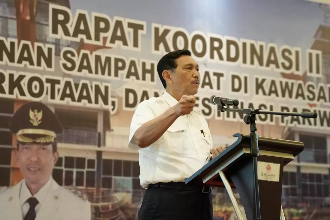 Menko Luhut menjadi keynote speaker dalam Rakor II Penanganan Sampah Padat di Kawasan Regional, Perkotaan, dan Destinasi Pariwisata di Banjarmasin Menko Luhut menjadi keynote speaker dalam Rakor II Penanganan Sampah Padat di Kawasan Regional, Perkotaan, dan Destinasi Pariwisata di Banjarmasin
