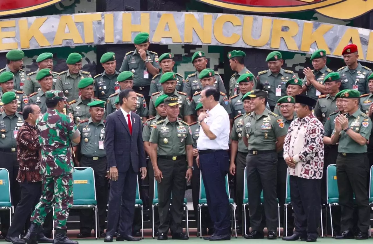 Menko Luhut Mendampingi Presiden Hadiri Apel Danrem dan Dandim Se-Indonesia Menko Luhut Mendampingi Presiden Hadiri Apel Danrem dan Dandim Se-Indonesia