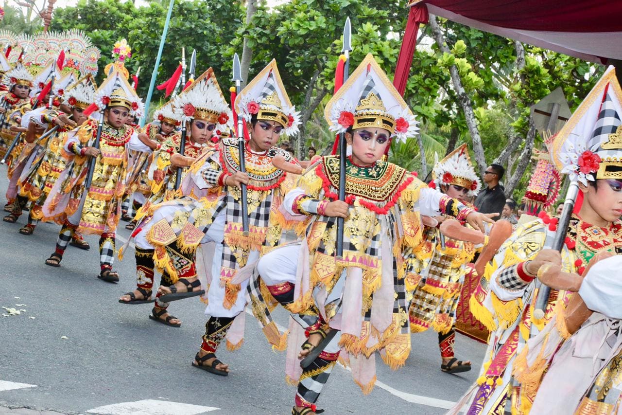 Menko Luhut menghadiri Karnaval Budaya Bali