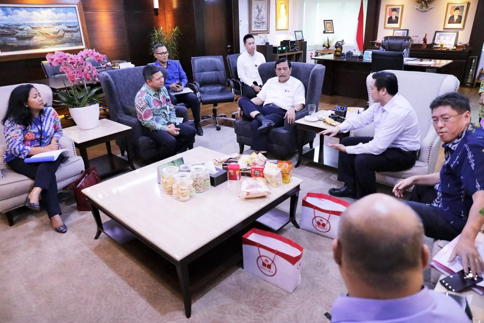 Menko Luhut menerima Tim Mayora di Kantor Maritim Menko Luhut menerima Tim Mayora di Kantor Maritim