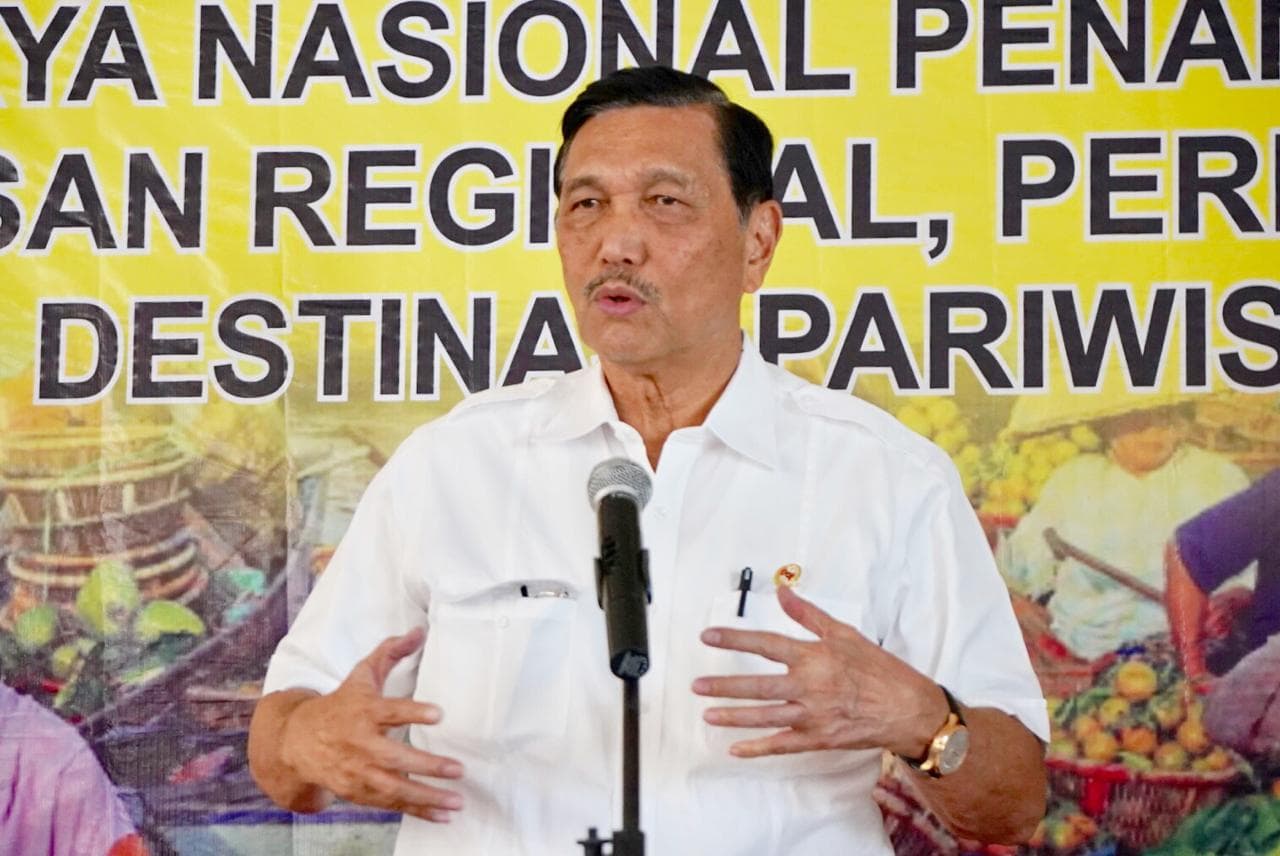Menko Luhut Meninjau Pasar Swalayan yang tidak Menyediakan Kantong Plastik di Banjarmasin Menko Luhut Meninjau Pasar Swalayan yang tidak Menyediakan Kantong Plastik di Banjarmasin