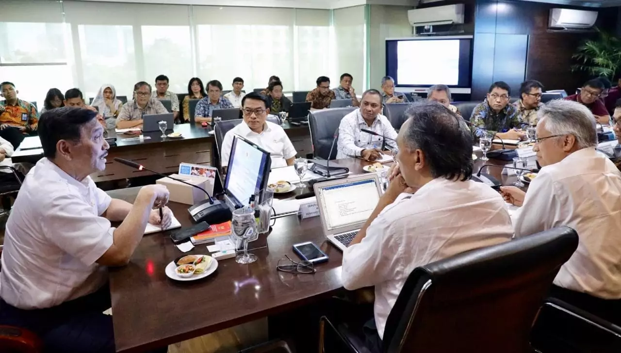 Menko Luhut Rapat Mengenai Mobil Listrik di Kantor Maritim Menko Luhut Rapat Mengenai Mobil Listrik di Kantor Maritim