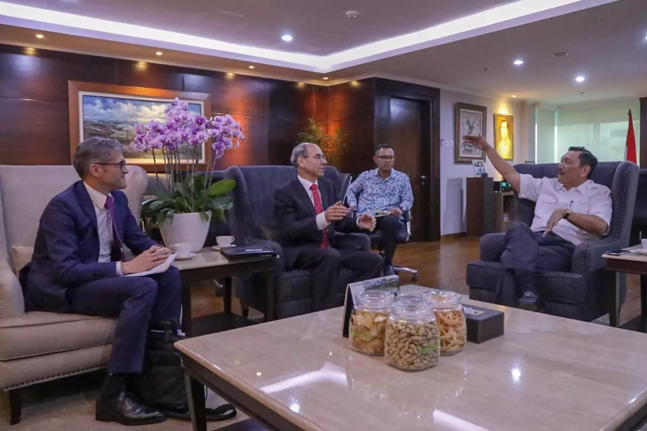 Menko Luhut Menerima Dubes Swiss di Kantor Maritim Menko Luhut Menerima Dubes Swiss di Kantor Maritim