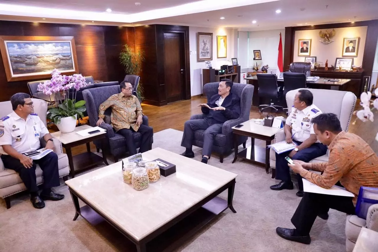 Menko Luhut Menerima Menhub Budi di Kantor Maritim Menko Luhut Menerima Menhub Budi di Kantor Maritim